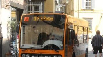 Un bus navetta nel centro storico della città