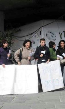 <b>PROTESTA.</b> Le mamme ieri mattina 