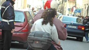 In scooter senza casco