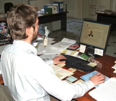 Un impiegato al computer 