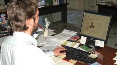 Un impiegato al computer