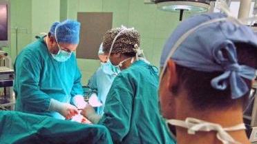 Un intervento chirurgico in sala operatoria