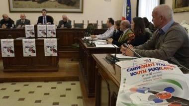 <b>SALA CONSILIARE</b> In primo piano il maestro Alessandro Scapecchi (Maremma Boxe) alla presentazione dell’evento