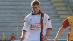 Constantin mentre stoppa il pallone di piede