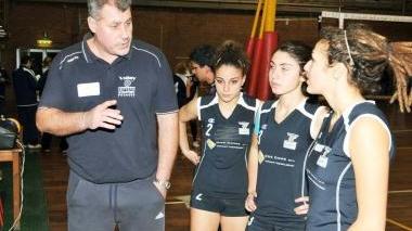 Coach Vittorini dà istruzioni alle sue ragazze