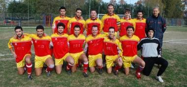 Amatori Uisp: da sinistra Cini (Cella Futbol Rebelde), Maniscalco (All. Campigiana) e Paolicchi (San Ranieri); in basso, la formazione del Dgmp GO77 I Passi   