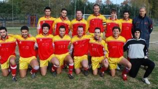 Amatori Uisp: da sinistra Cini (Cella Futbol Rebelde), Maniscalco (All. Campigiana) e Paolicchi (San Ranieri); in basso, la formazione del Dgmp GO77 I Passi