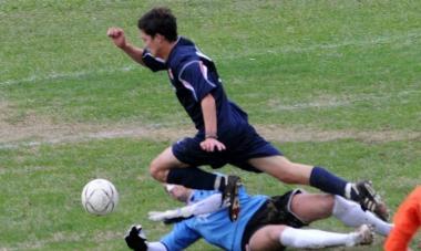 Andrea Marino (Urbino Taccola) durante unazione di gioco sta per essere atterrato da un avversario    