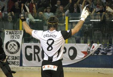 <b>TRIPLETTA.</b> Lesultanza di Alberto Orlandi: ieri sera ha segnato tre reti ed ha sbloccato la partita con una doppietta dopo pochi minuti di gioco 