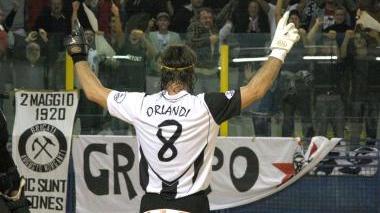 <b>TRIPLETTA.</b> L’esultanza di Alberto Orlandi: ieri sera ha segnato tre reti ed ha sbloccato la partita con una doppietta dopo pochi minuti di gioco