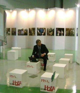 Lassessore Giuseppe Forte e le foto in mostra  