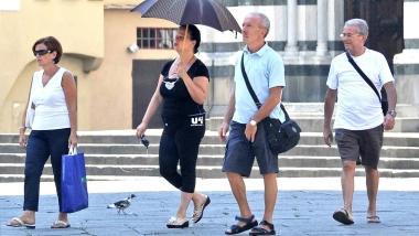 Il presidente degli albergatori Cristiano Fraulini e turisti in citt&agrave;     