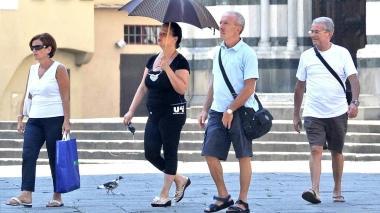 Il presidente degli albergatori Cristiano Fraulini e turisti in città