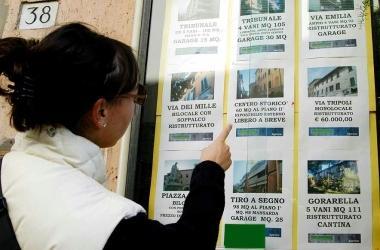 Una vetrina di affitti immobiliari (archivio) 
