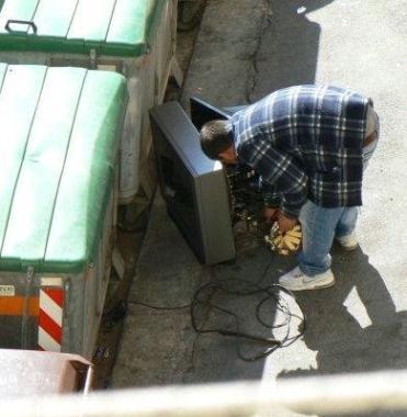 <b>LE VOSTRE FOTO.</b> Lo sciacallo della tv al Pontino. Accanto la situazione in piazza Mazzini 