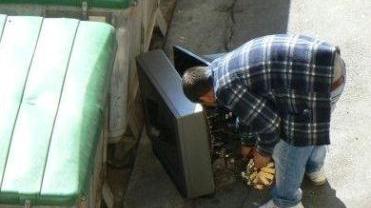 <b>LE VOSTRE FOTO.</b> Lo “sciacallo” della tv al Pontino. Accanto la situazione in piazza Mazzini