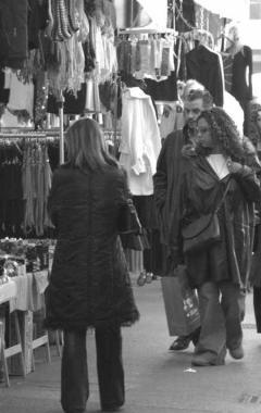 <b>TRA LE BANCARELLE.</b> Clienti alal ricerca dellaffare (foto darchivio) 