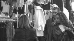 <b>TRA LE BANCARELLE.</b> Clienti alal ricerca dell’affare (foto d’archivio)