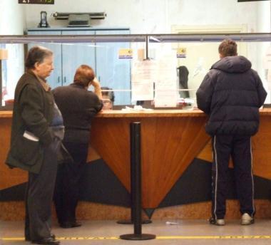 Cittadini davanti a uno sportello dellAsl in attesa di pagare il ticket (foto di archivio)  