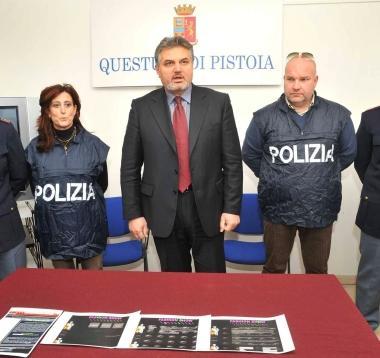 A sinistra Li Calzi mentre esce dalla questura e, sopra, il capo della squadra mobile Antonio Fusco spiega i dettagli dellinchiesta 