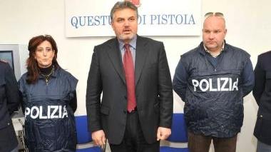 A sinistra Li Calzi mentre esce dalla questura e, sopra, il capo della squadra mobile Antonio Fusco spiega i dettagli dell’inchiesta