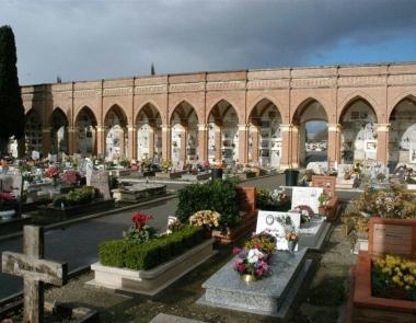 <b>NUOVE REGOLE.</b> Per il cimitero di Sterpeto, gestito dalla San Lorenzo. Sotto, Luca Merelli 