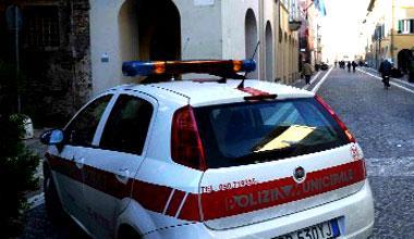 Inseguiti dopo uno scippo abbandonano la refurtiva