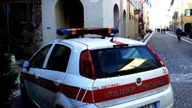 Inseguiti dopo uno scippo abbandonano la refurtiva