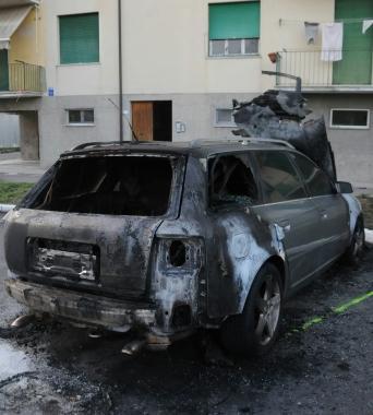 Auto bruciata durante la notte