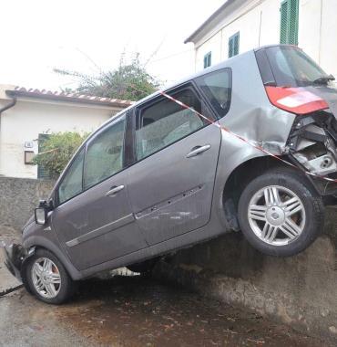 Unauto danneggiata dallalluvione 