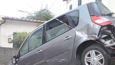 Un’auto danneggiata dall’alluvione