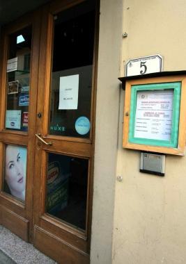 La farmacia chiusa per lutto 
