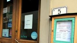 La farmacia chiusa per lutto