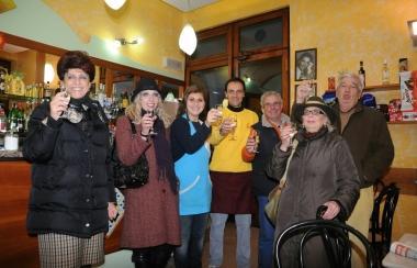 Brindisi per le navette al bar Del Sole in piazza del Carmine (Vip) 