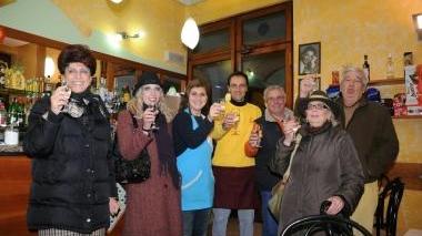 Brindisi per le navette al bar Del Sole in piazza del Carmine (Vip)