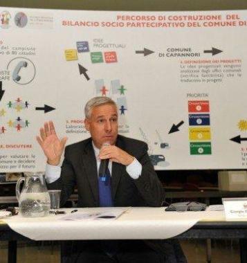 Il sindaco Del Ghingaro a una riunione sul bilancio partecipativo di Capannori 