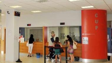 Gente in fila allo sportello del Cup per il pagamento del ticket