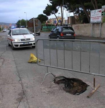 Una buca in mezzo alla strada     