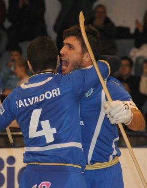 <b>ESULTANZA.</b> Bracali e Salvadori dopo un gol 