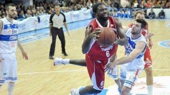 Bobby Jones in volo verso il canestro