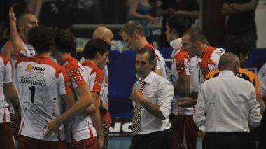 Il coach Jorge Cannestracci esonerato dalla panchina della Ngm Mobile Santa Croce e (sotto) il sostituto Fulvio Bertini promosso da vice