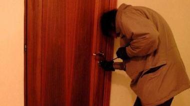Un ladro che tenta di entrare in un appartamento: cresce l’allarme per i furti a Camaiore e Massarosa