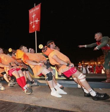 In alto una fase del corteo storico; sopra una sfida del Gioco 