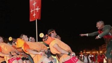 In alto una fase del corteo storico; sopra una sfida del Gioco