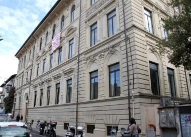 A destra la sede del liceo classico di Viareggio, sotto un gruppo di studenti di fronte alla scuola 