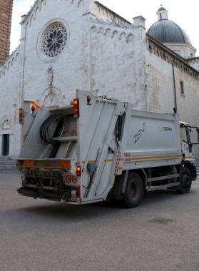 Nella foto un mezzo per la raccolta dei rifiuti in centro a Pietrasanta 