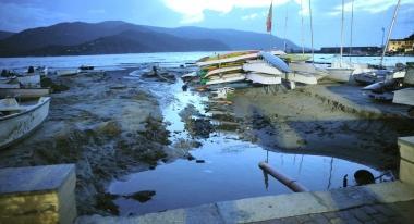 Il porticciolo del Club del mare (a sinistra) e la spiaggia di Cavoli ridotta in macerie 