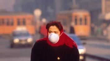 Un ciclista con la mascherina anti smog