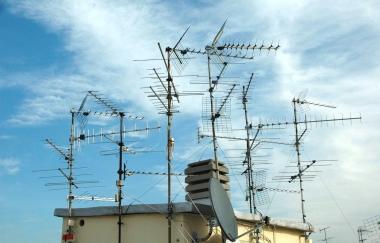 Antenne televisive sopra a un tetto 