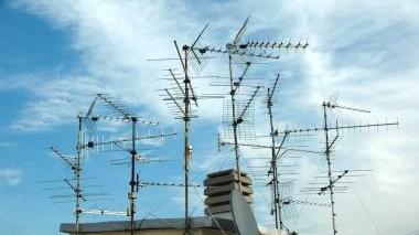 Antenne televisive sopra a un tetto